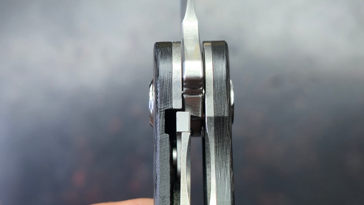 TwoSun TS204 Carbon Fiber Titanium G10 Handle S90V Blade