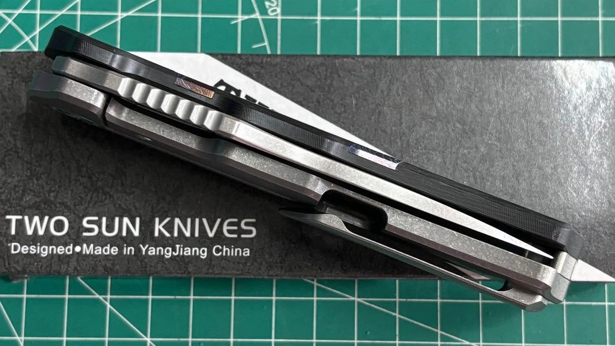 TwoSun TS513 Carbon Fiber / Titanium Handle M390 Blade